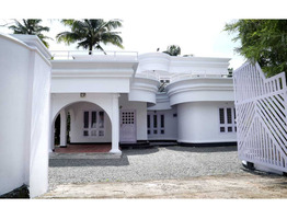 Bungalow 18.2 cents land 4BHK 2 floor Chalakudy