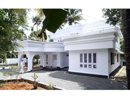 Bungalow 18.2 cents land 4BHK 2 floor Chalakudy